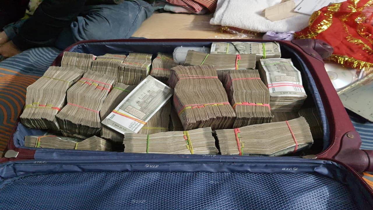 Bihar News:बेटी को डॉक्टर बनाने बिहार के अधिकारी ने बोरे में जमा किये 2 करोड़ कैश, रेड में काली कमाई का खुलासा