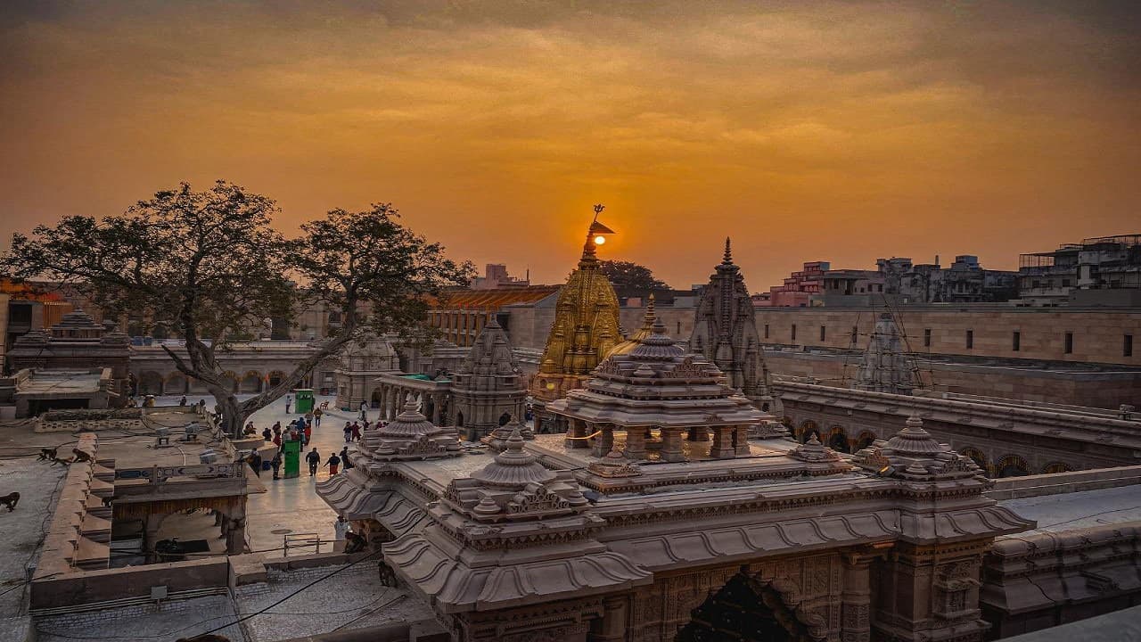 Varanasi: श्रीकाशी विश्वनाथ मंदिर की व्यवस्था में भ्रष्टाचार की सेंध, तीन कर्मचारियों के खिलाफ जांच शुरू
