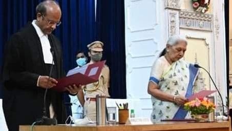 UP News: इलाहाबाद हाईकोर्ट के चीफ जस्टिस बने राजेश बिंदल, राज्यपाल ने दिलायी शपथ, ऐसा रहा है करियर