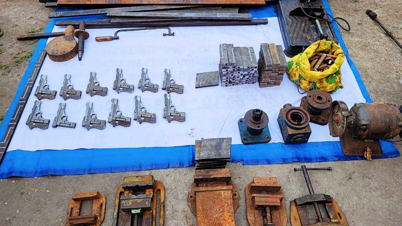 बंगाल में किराये के मकान में बिहार के लोग चला रहे थे हथियार बनाने का कारखाना, तीन गिरफ्तार