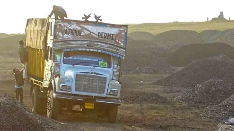 अवैध कोयला लदे वाहन के साथ चार गिरफ्तार