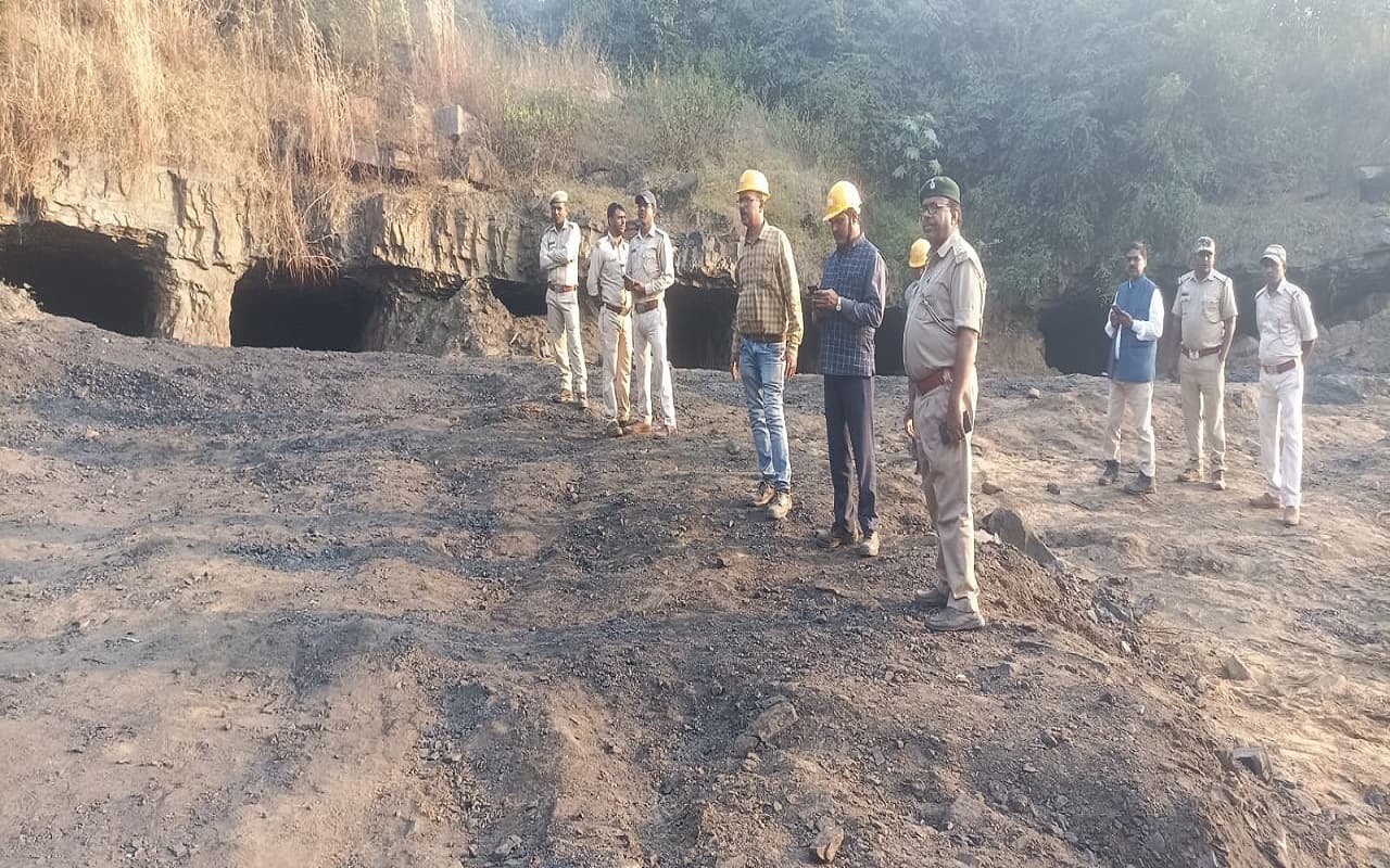 Jharkhand News: धनबाद में अवैध कोयला खदान पर वन विभाग की रेड, तीन टन कोयला जब्त