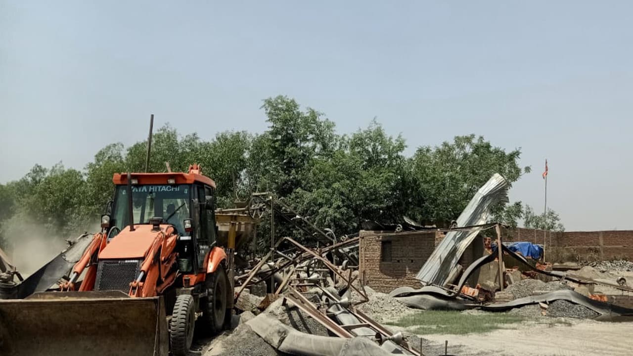 कोडरमा के चंदवारा में सात अवैध क्रशर पर चला बुलडोजर, आरा मिल से लाखों की लकड़ी जब्त