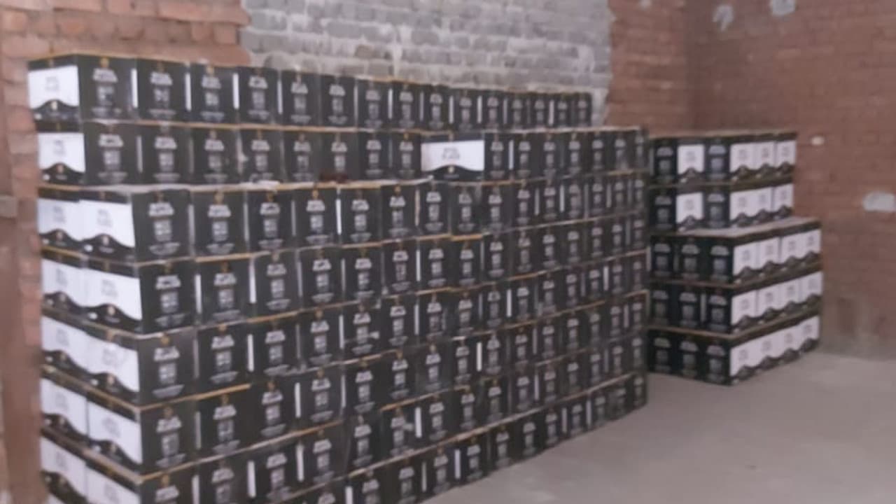 मुजफ्फरपुर में ढलाई वाली सड़क पर बने सीवरेज के अंदर छिपायी थी शराब,उत्पाद विभाग ने फिल्मी अंदाज में किया बरामद