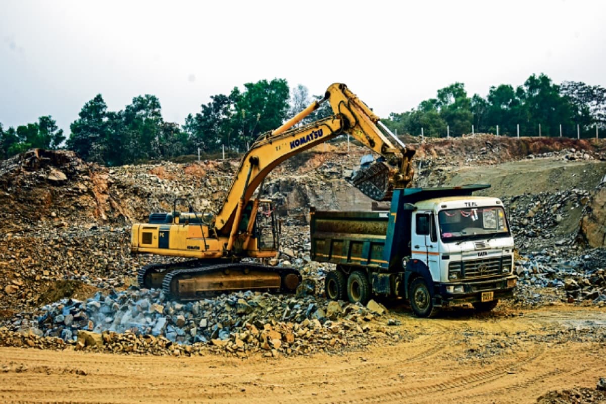 पूर्वी सिंहभूम में बालू से लेकर पत्थर तक का हो रहा अवैध खनन, 171 माइंस का लाइसेंस खत्म, छह अस्थायी बंद