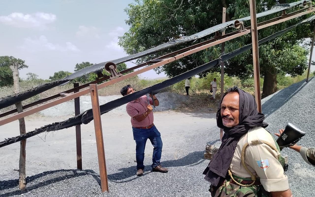 झारखंड: अवैध खनन के खिलाफ टास्क फोर्स की कार्रवाई, छापेमारी में चार क्रशर ध्वस्त, केस दर्ज