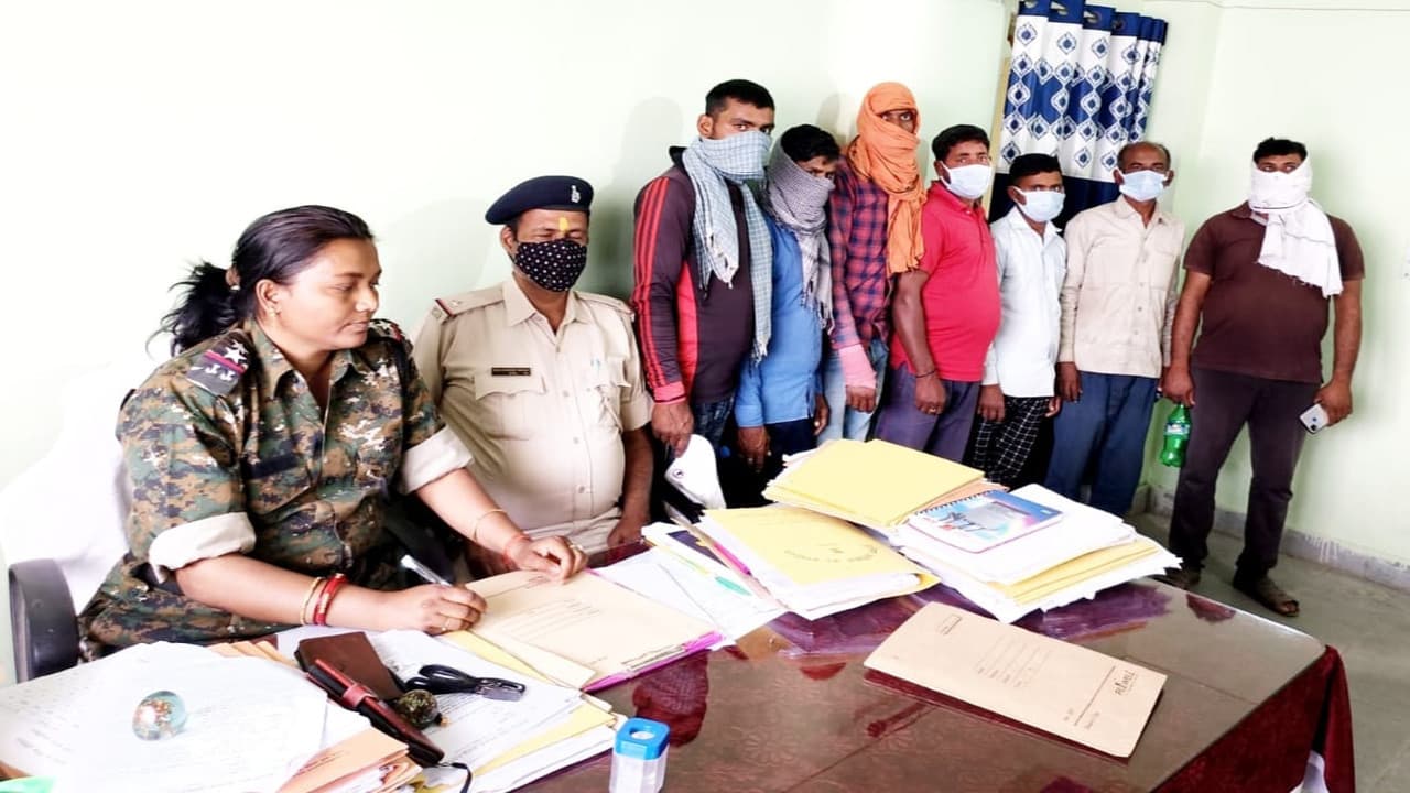 बालू तस्करों के खिलाफ हजारीबाग जिला प्रशासन का अभियान, 8 ट्रैक्टर जब्त, अवैध कारोबारियों में मची हड़कंप