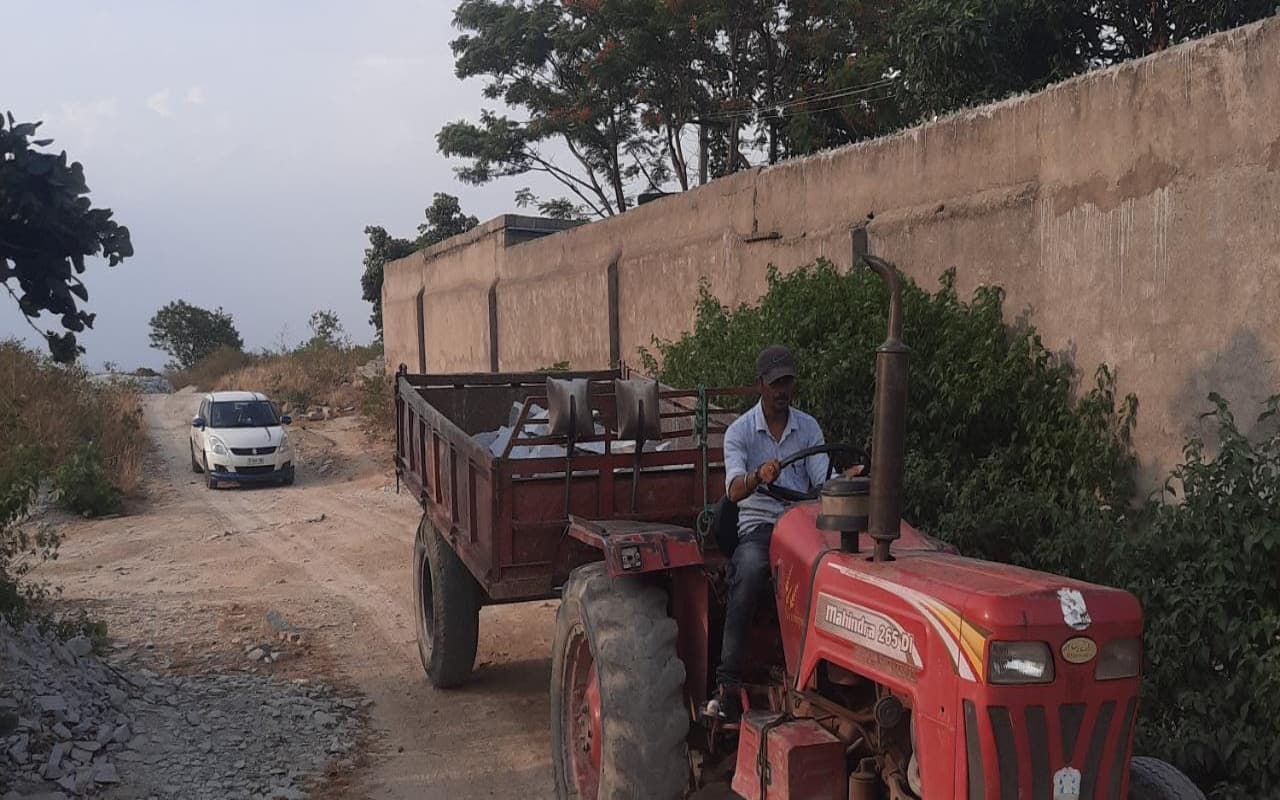 झारखंड : खूंटी में जोरों पर है पत्थर का अवैध खनन, बोल्डर लदे ट्रैक्टर जब्त, 13 लोगों के खिलाफ मामला दर्ज