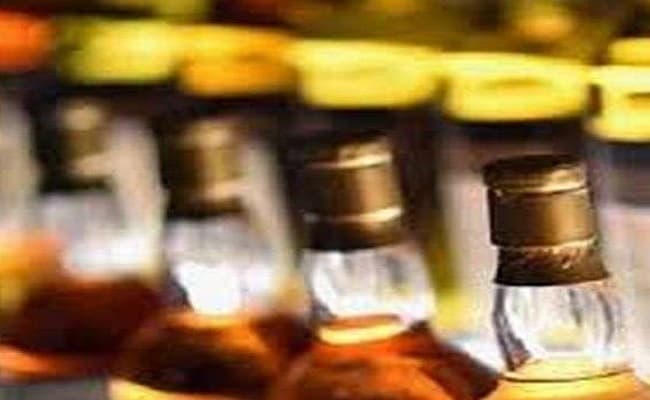 Jharkhand news : कोडरमा के होटल से 176 पेटी शराब जब्त, एक गिरफ्तार