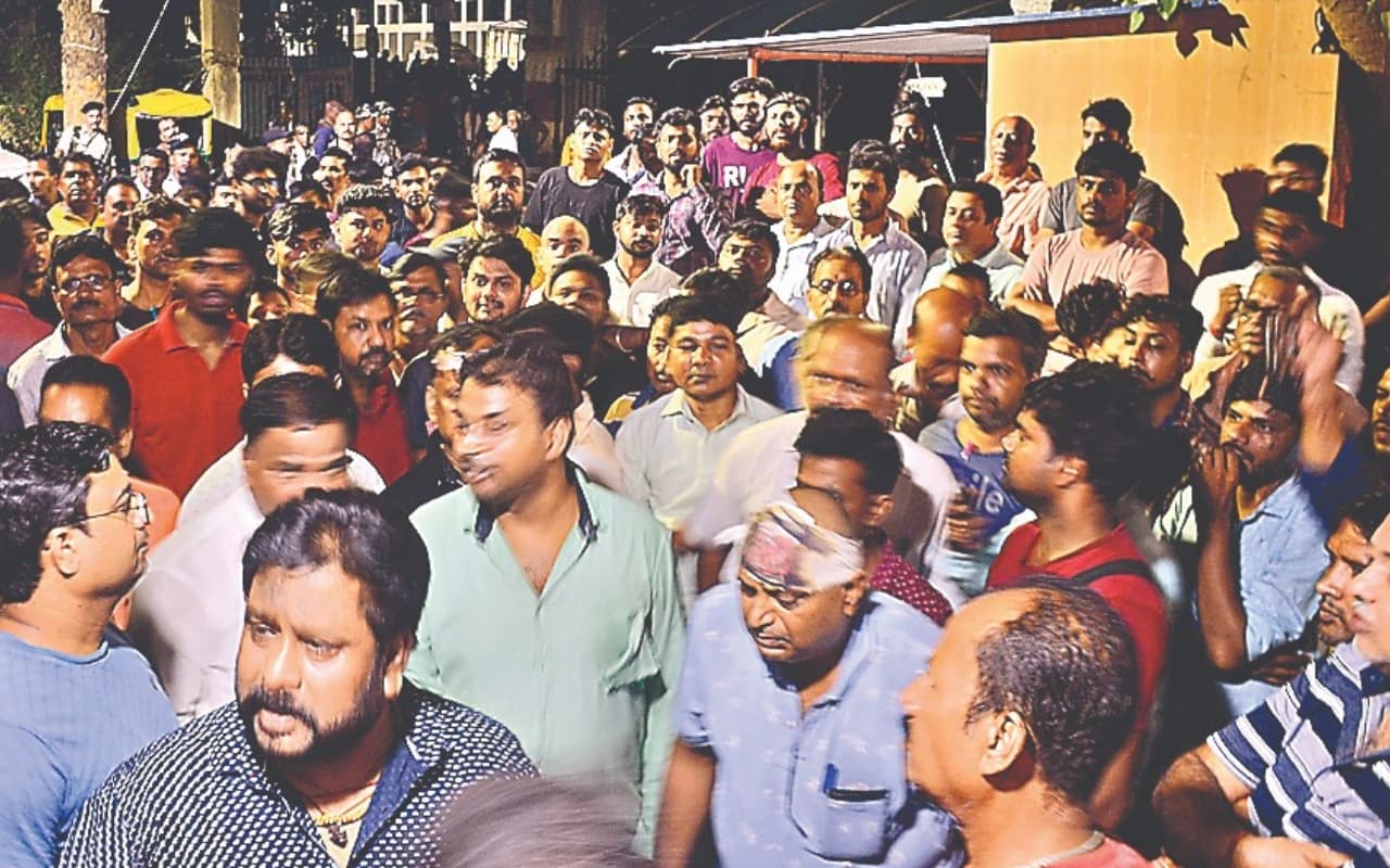 रांची : बाइक में टक्कर मारने पर मांगा पैसा, तो साथियों को बुलाकर पीटा, विरोध में थाने का घेराव