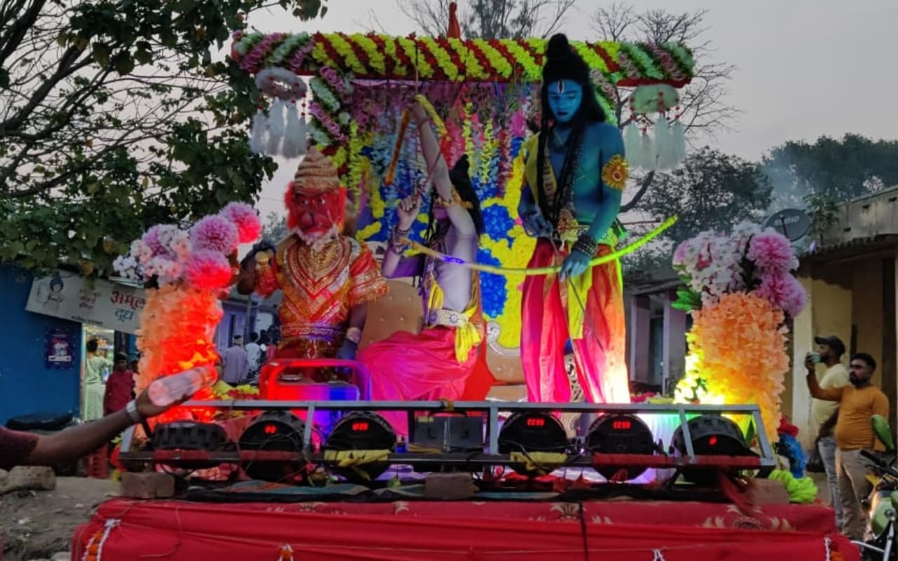 PHOTOS: महाष्टमी पर रांची में निकाली गयी आकर्षक झांकियां, तस्वीरों में दिखे भगवान राम के जीवन के कई रंग