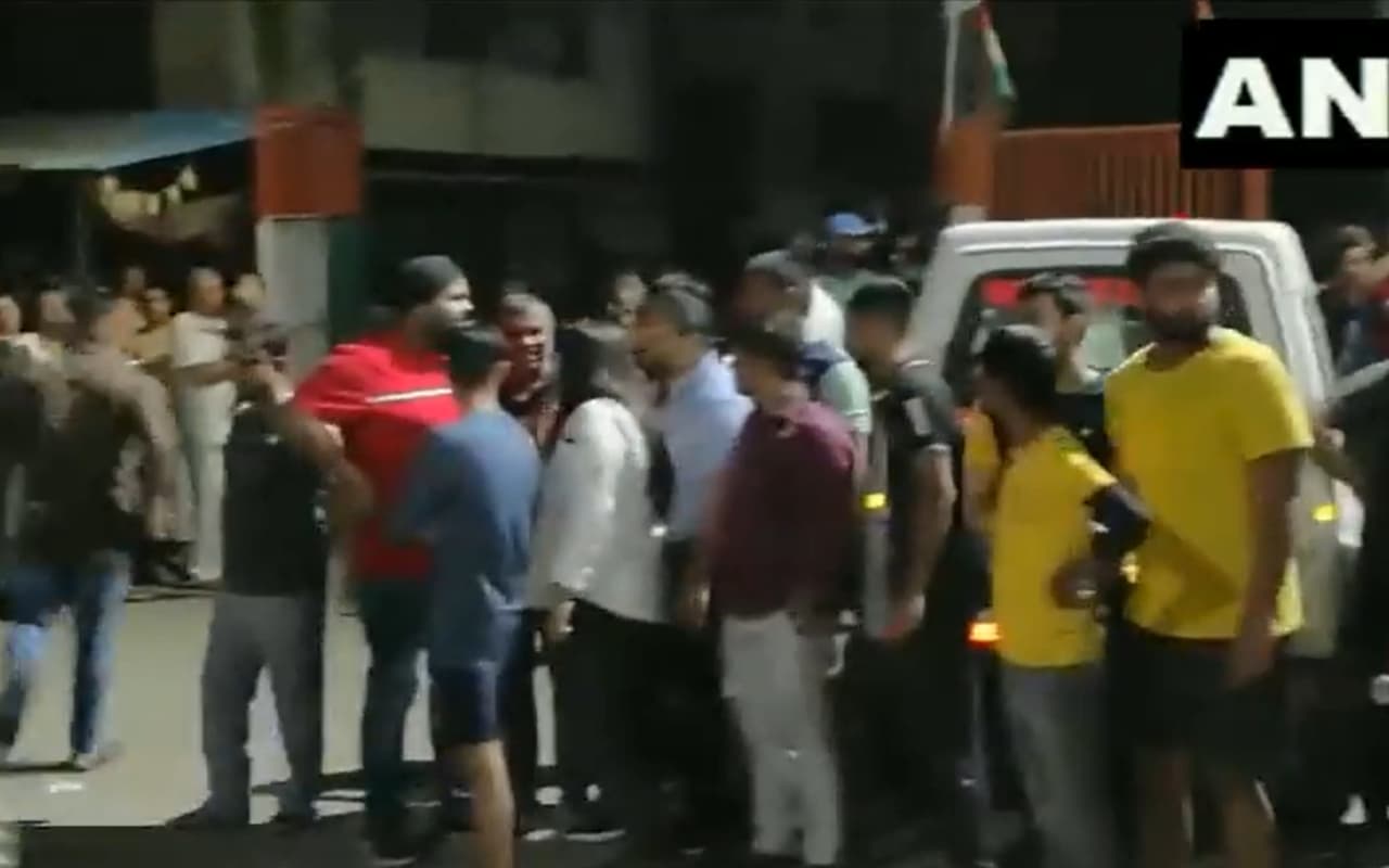 PHOTOS: 'अचानक उठा धुंआ तो...', देखें दिल्ली के मुखर्जी नगर में आग लगते ही कैसे मचा हड़कंप