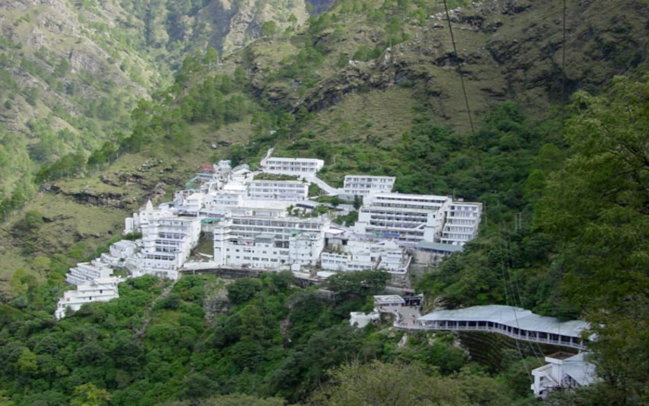 Vaishno Devi Darshan: वैष्णो देवी मंदिर में 15 करोड़ का Skywalk, नवरात्र से पहले मिल सकती है सौगात
