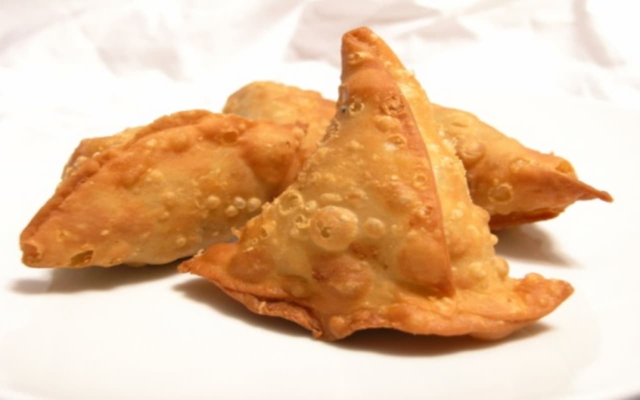 Viral Video: समोसे के साथ हुआ ऐसा मजाक, वायरल हुआ वीडियो, लोगों ने कहा...