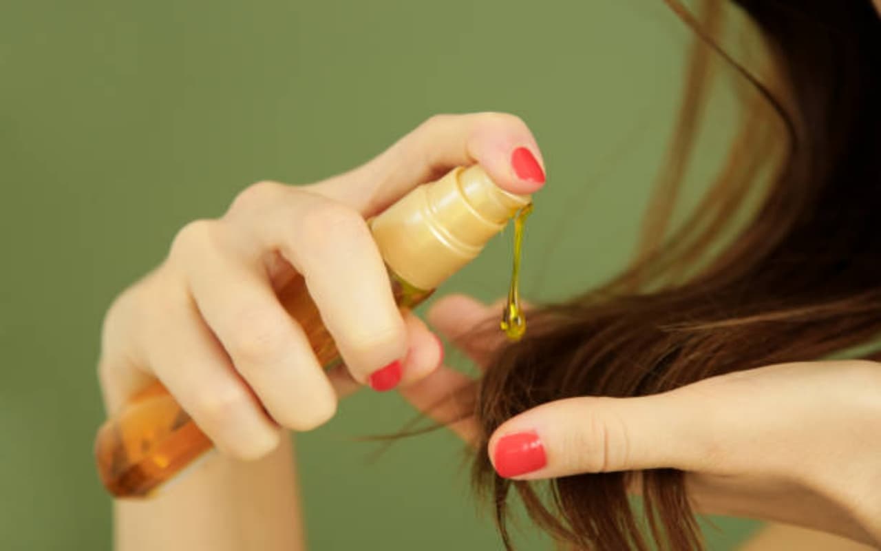 Best Hair Oils: डैंड्रफ कम करने वाले 10 बेस्ट हेयर ऑयल्स, आजमा कर देखें