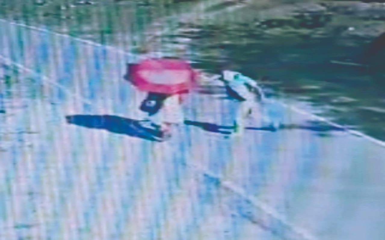 Ranchi: दिनदहाड़े शिक्षिका पर हमला कर चेन और कानबाली ले उड़े बदमाश, CCTV में कैद हुई घटना