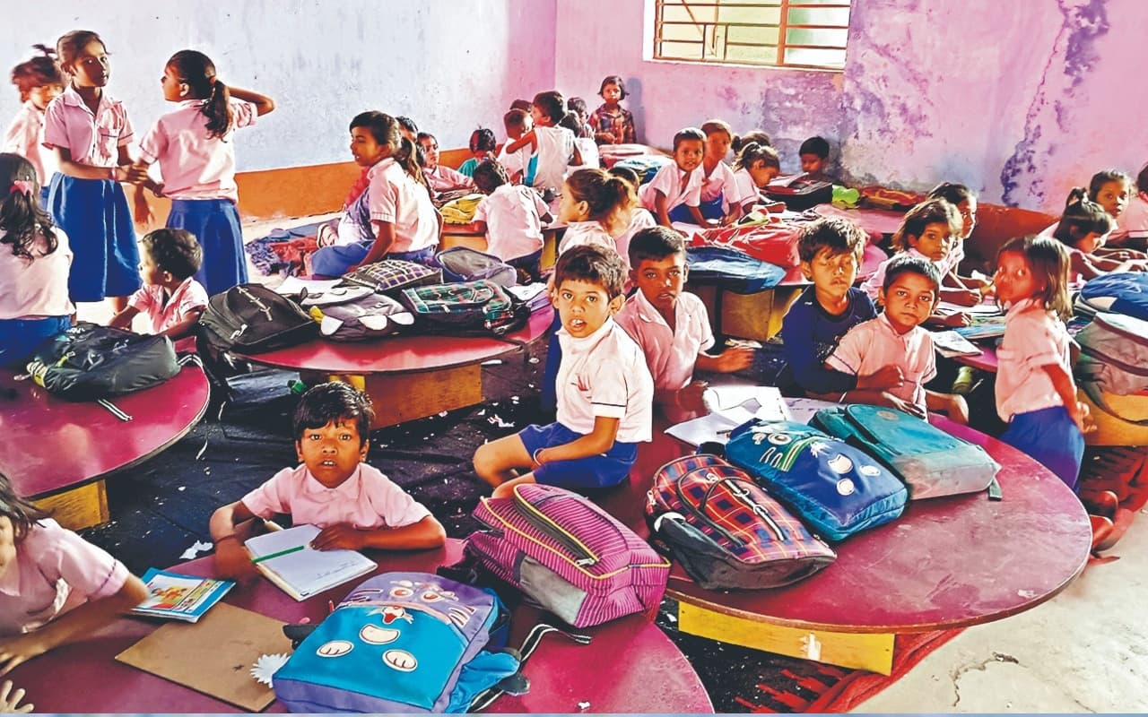 Dhanbad: एक ही कमरे में बैठे 3 कक्षाओं के बच्चे, एक-दूसरे की मदद से दी परीक्षा