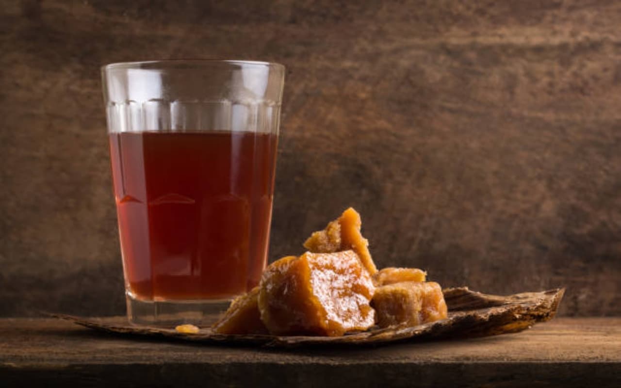 Jaggery Water: गुड़ का पानी पीने के 4 अद्भुत फायदे कौन-कौन से हैं? जानें