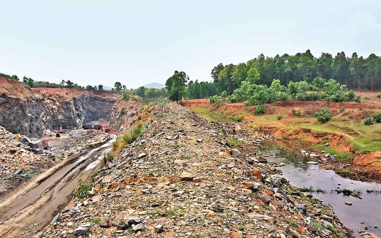 Ranchi : खतरे में भैरवी नदी, उद्गम स्थल पर ही मलबा डाल बना दी गयी सड़क