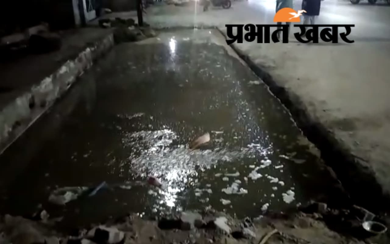 रांची के करीब 200 घरों पर मंडराया जलसंकट, 
पाइपलाइन फटने से सड़कों पर बह रहा पानी, Video