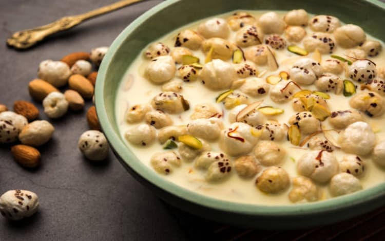 Benefits of Eating Makhana with Milk: दूध के साथ मखाना खाने के हैं कई फायदे, चौंक जाएंगे आप