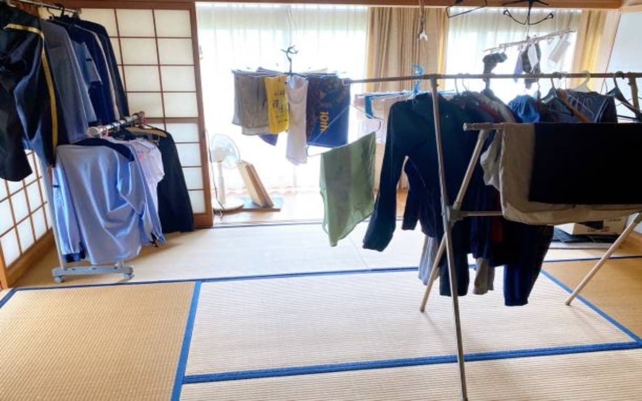 मानसून में कपड़ों की देखभाल कैसे करें? गीले कपड़े सुखाने के आसान टिप्स