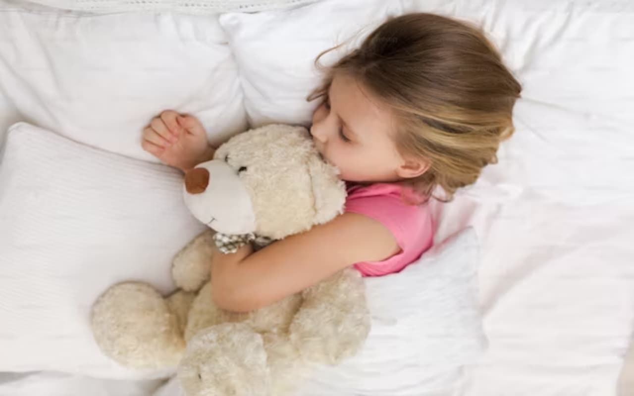 सोते वक्त बच्चे अचानक डरते हो तो तकिए के नीचे रखें ये चीजें, इन समस्याओं से भी मिलेगा छुटकारा