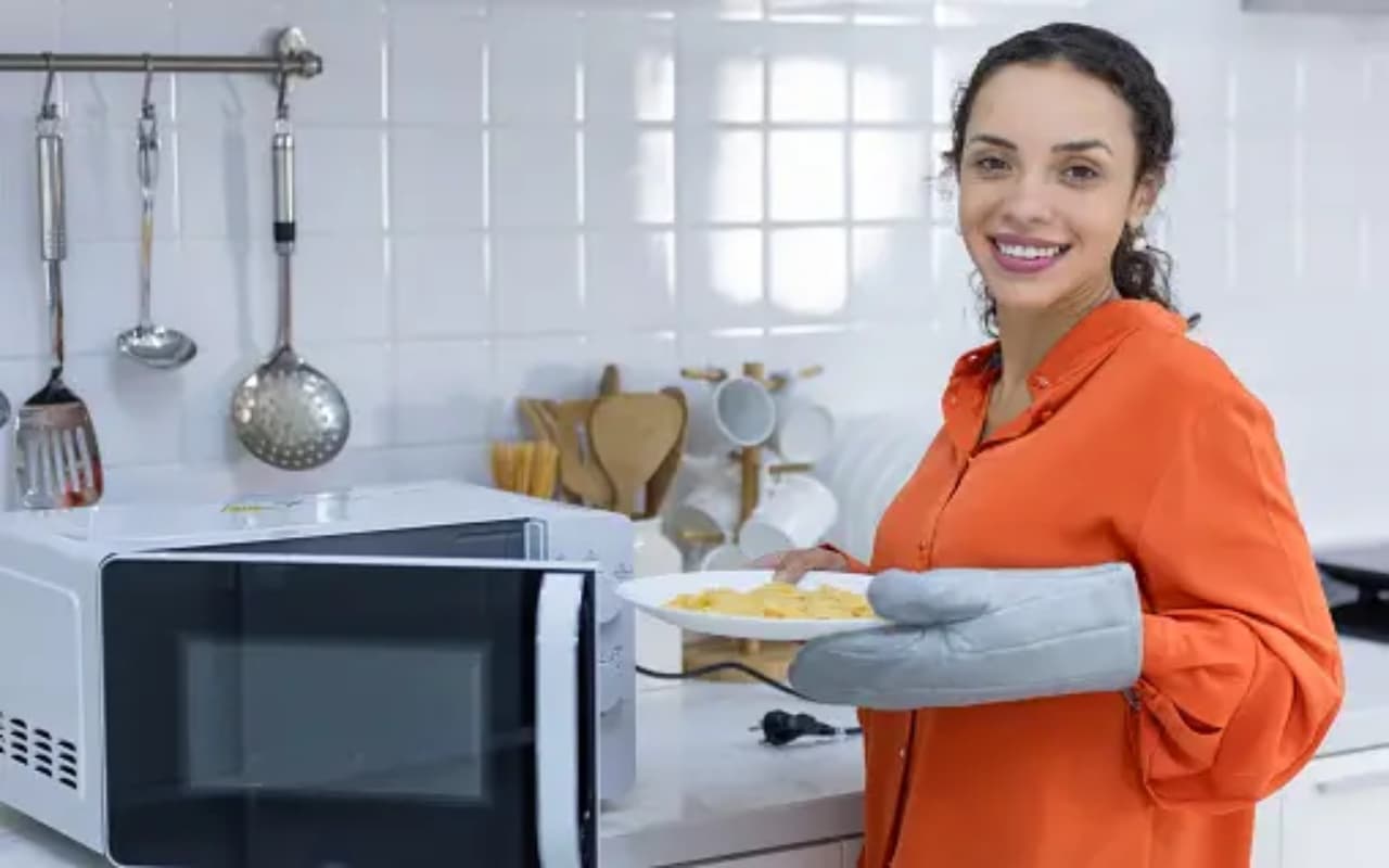 Home Care Tips : कैसे क्लीन रखें माइक्रोवेव ओवन, आजमाएं ये उपाय