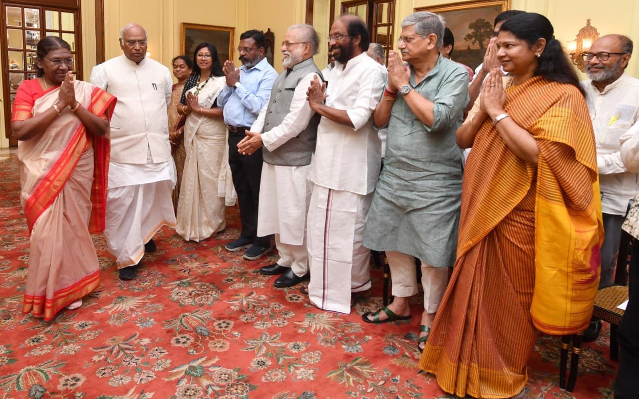 VIDEO : मणिपुर मामले पर राष्ट्रपति द्रौपदी मुर्मू से मिला विपक्ष, खरगे ने कहा- PM Modi खुद करें दौरा