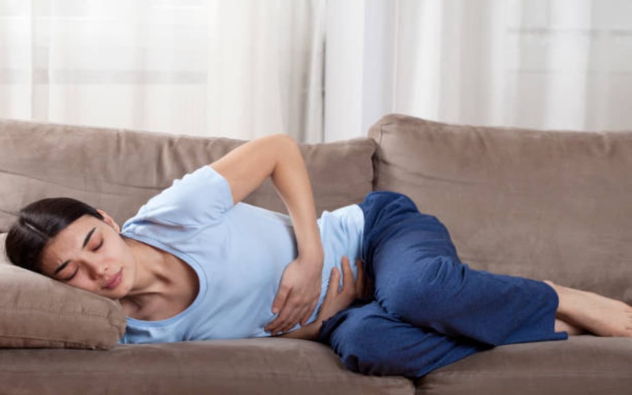 पीरियड्स में होता है पेट और कमर में असहनीय दर्द, तो विशेषज्ञ से जानें इसके कारण और राहत के उपाय