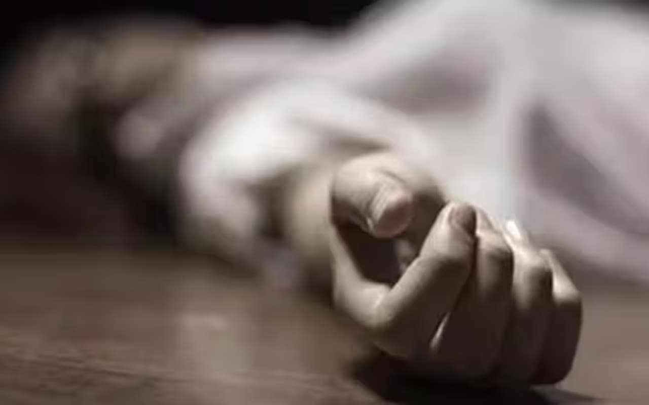 बिहार: नवादा में स्कूल के कमरे में छात्रा ने लगाई फांसी,पटना में हत्यारों की गिरफ्तारी की मांग को लेकर रोड जाम