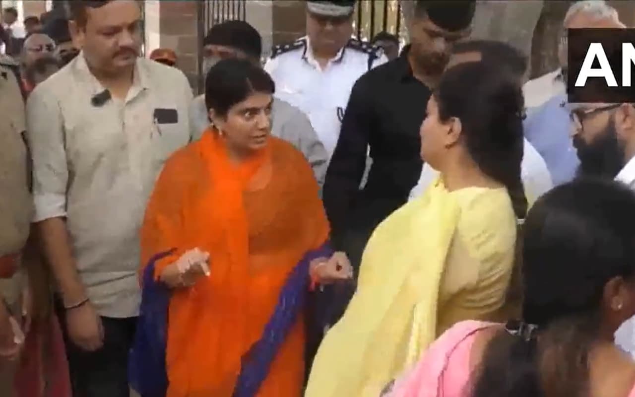 VIDEO : बीजेपी की सांसद और मेयर से भिड़ी रिवाबा जडेजा, क्यों फूटा सर जडेजा की पत्नी का गुस्सा?