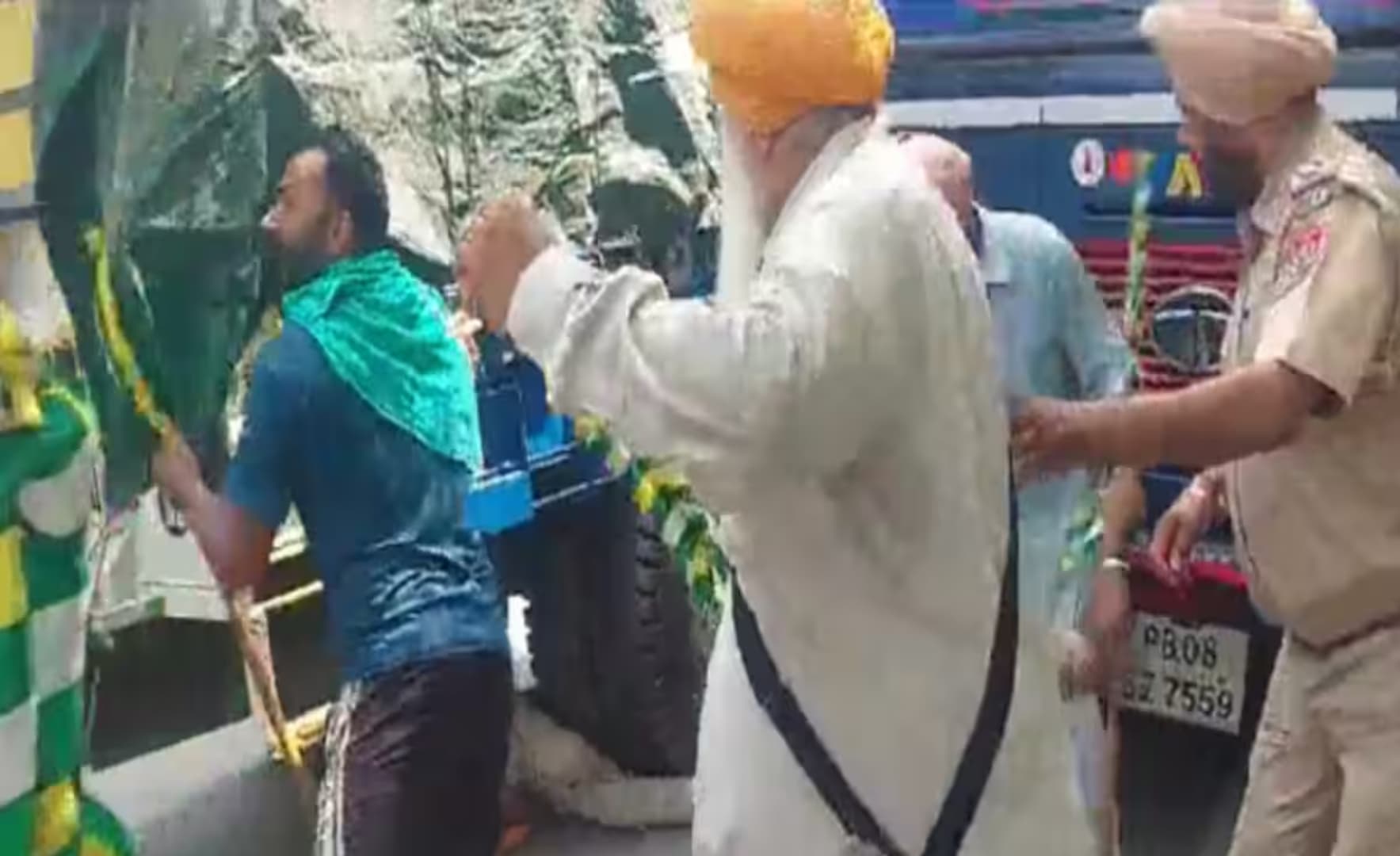 पंजाब : संगरूर में पुलिस और किसान के बीच हिंसक झड़प, एक की मौत, कई घायल