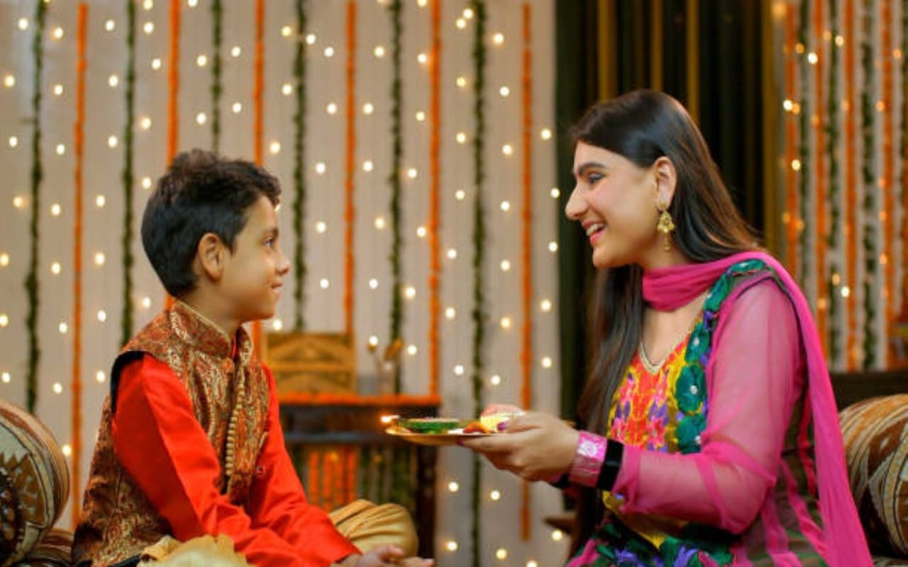 PHOTOS : राखी बांधते समय जरूरी बातों का रखें ख्याल, इस मंत्र का जाप करने से खूब तरक्की करेगा भाई