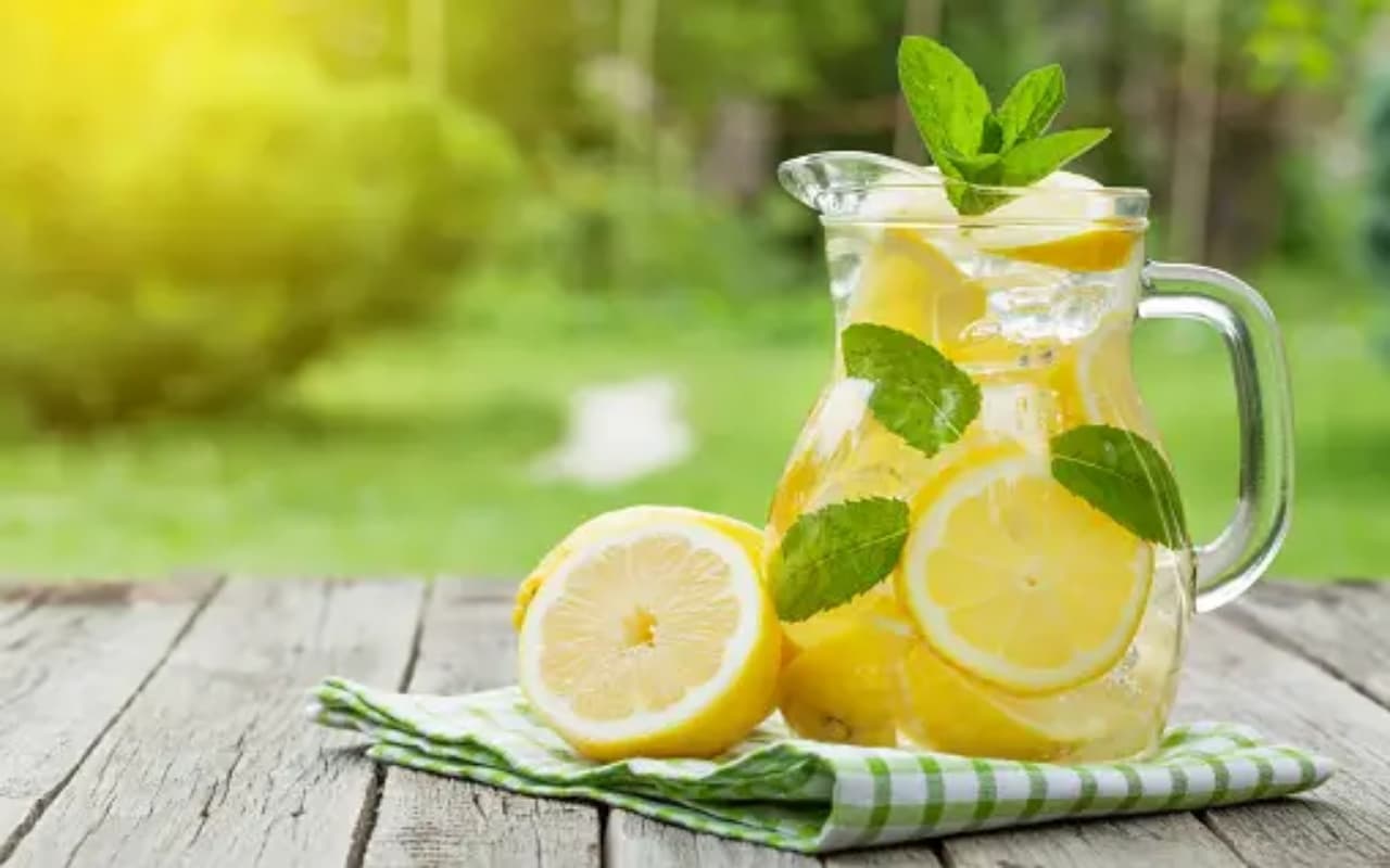 Health : सिर्फ वजन कम करने में ही नहीं, बल्कि कई और चीजों के लिए भी बेस्ट है नींबू पानी