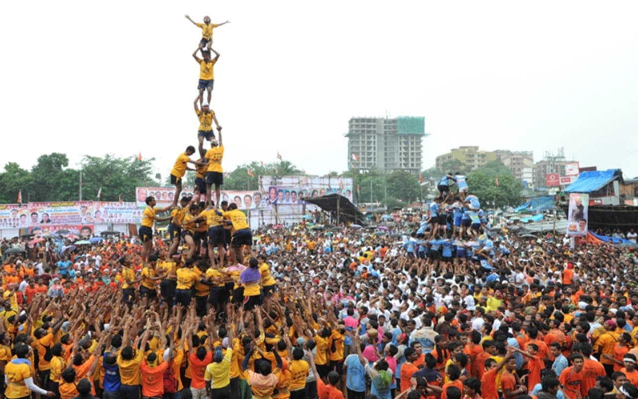 Dahi Handi History: जन्माष्टमी पर ही क्यों मनाई जाती है दही हांडी ,जानें इसका इतिहास व महत्व