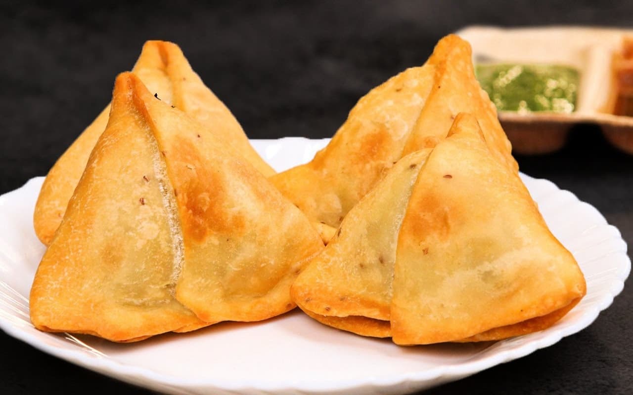 World Samosa Day: सबसे ज्यादा खाया जाने वाला स्नैक समोसा आखिर भारत में आया कैसे ? जाने यहां