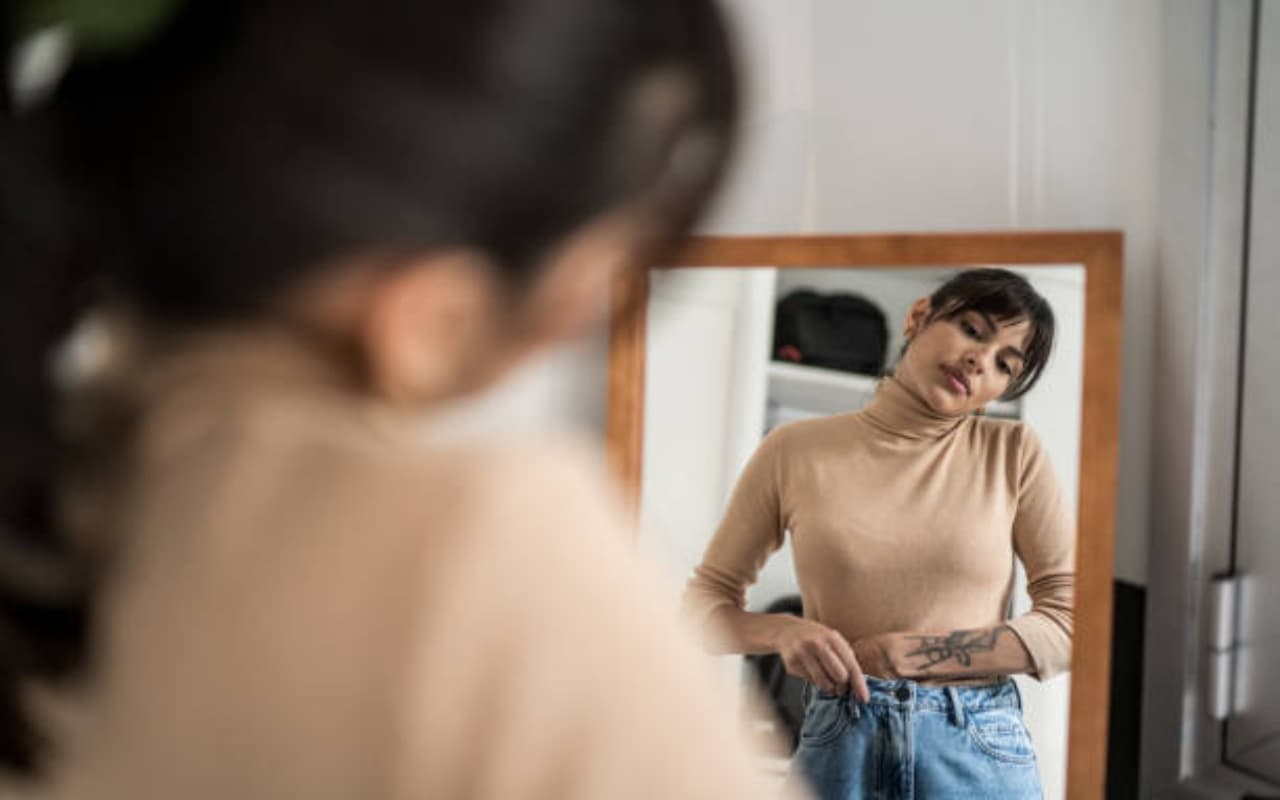 Lifestyle : आपकी उम्र अधिक दिखाती हैं ये आदतें, जानिए कैसे दिखें ट्रेंडी