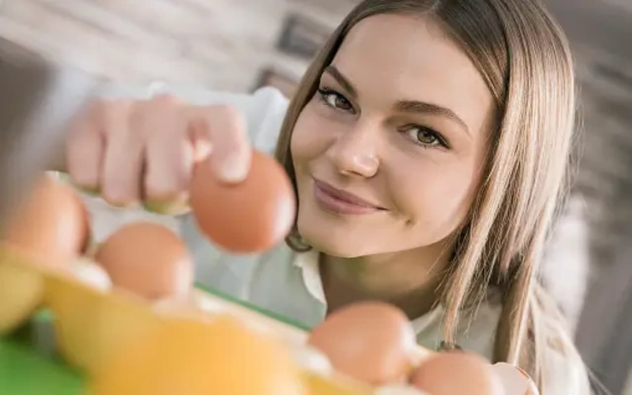 Beauty Tips: सिर्फ खाने में ही नहीं, बल्कि बालों में लगाने के लिए भी बेस्ट है अंडे, ऐसे करें उपयोग