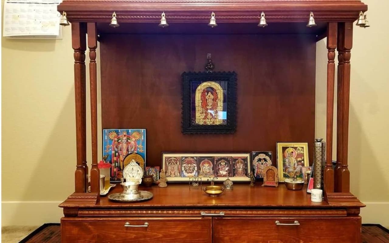 Vastu Tips: घर के पूजा कक्ष में भूलकर भी न रखें ये पांच चीजें, नहीं तो भुगतने पड़ेंगे ऐसे परिणाम