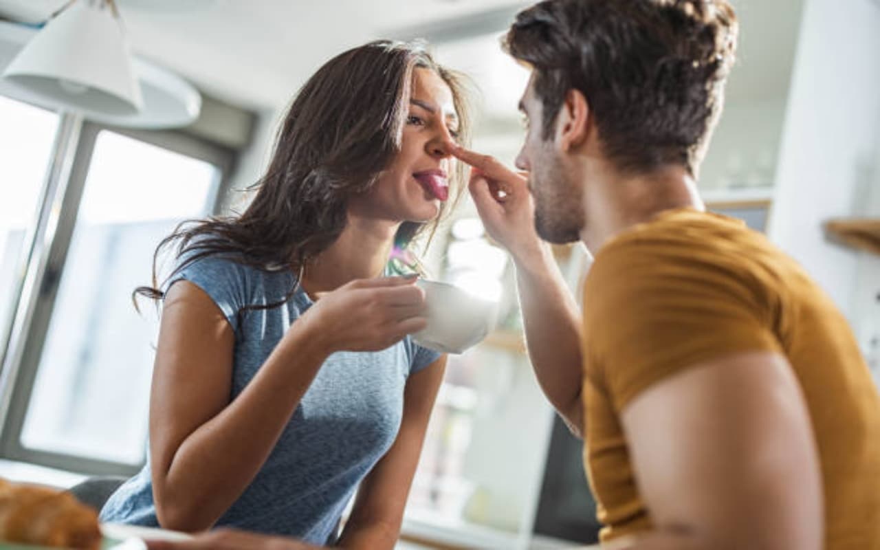 अपनी जीभ से अपनी नाक टच करने से लेकर ये कई सिम्पल चीजें है कठिन, नहीं कर सकते  ज्यादातर लोग