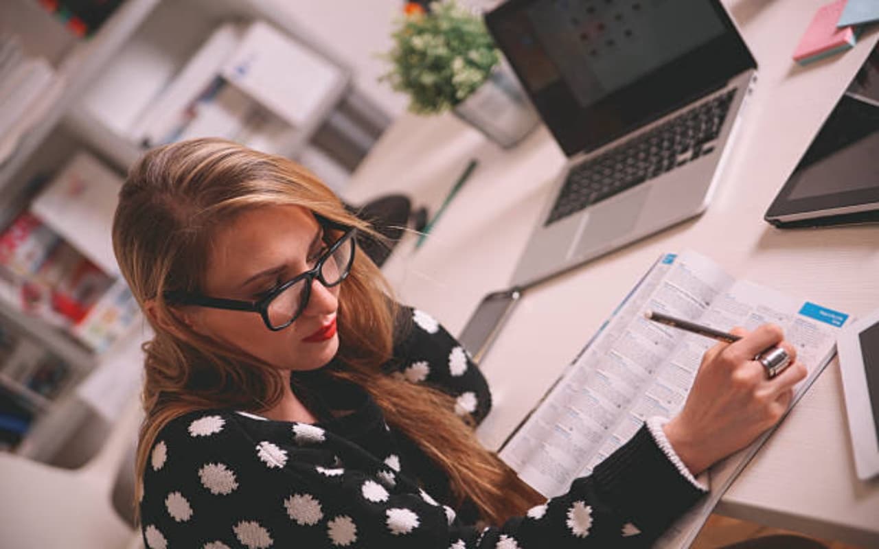 Personality Test : कैसे पेन पकड़ते हैं आप,  स्टाइल बताता है आपकी पर्सनालिटी, जानिए कैसा है आपका व्यक्तित्व