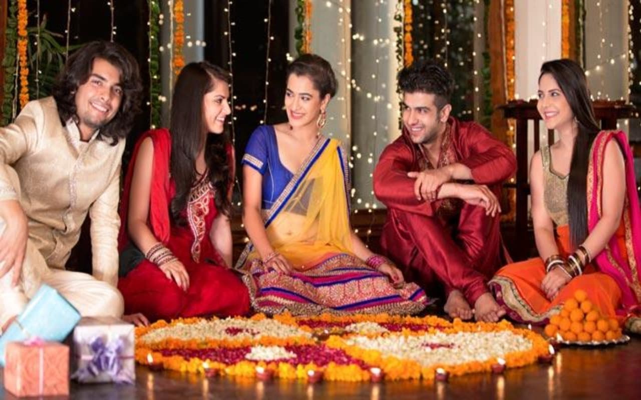 Diwali Outfit ideas: अगर जा रहे हैं दिवाली की शॉपिंग करने, तो यहां से लें ट्रेंडिंग आउटफिट आइडियाज