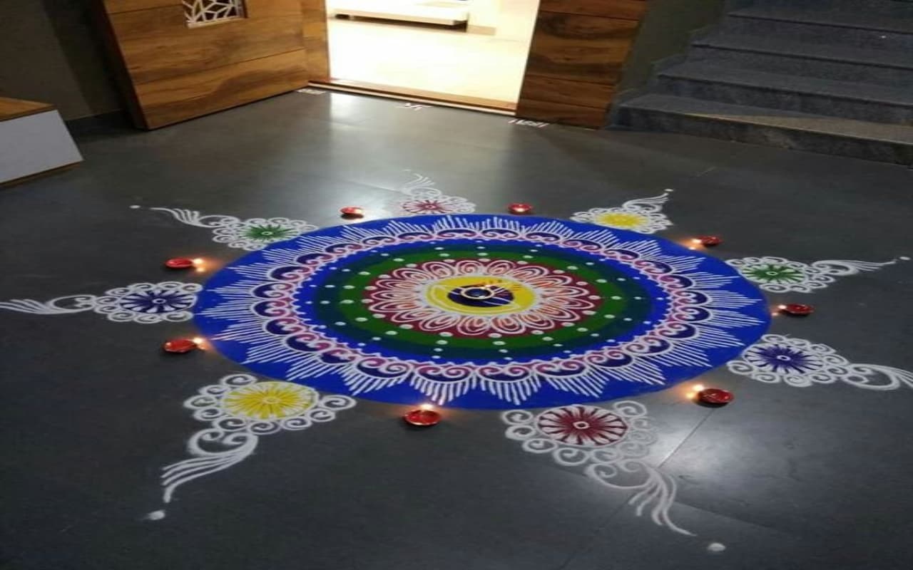 Rangoli Designs: इस दिवाली सजाएं घर को इन नए और आसान रंगोली डिज़ाइन्स के साथ Rangoli Designs: इस दिवाली सजाएं घर को इन नए और आसान रंगोली डिज़ाइन्स के साथ