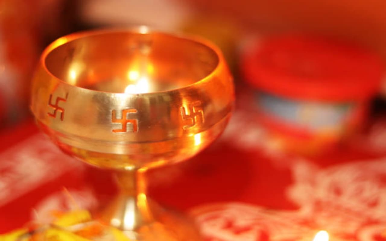 दिवाली में  कैसे बनाएं स्वास्तिक ? जानिए सही तरीका, जीवन में आता है सकारात्मक असर