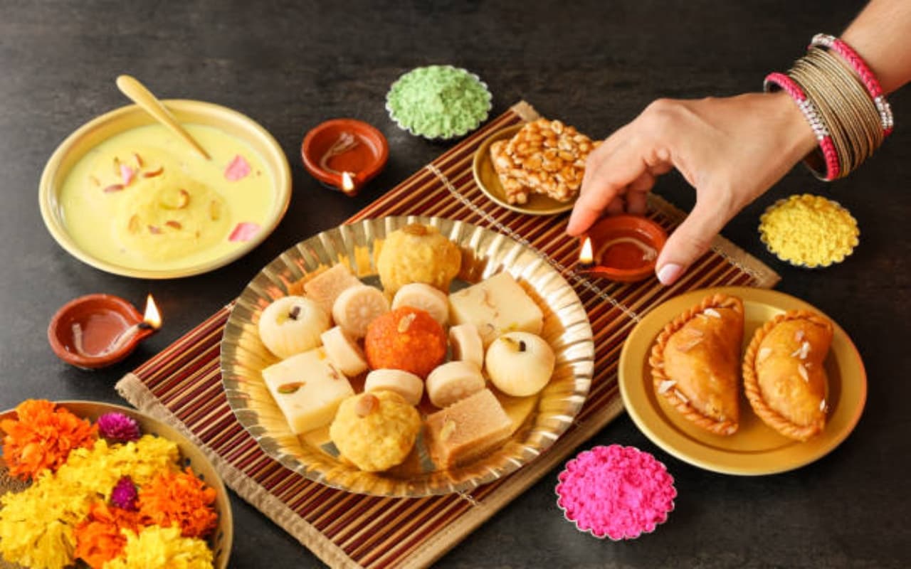 दिवाली में घर पर बनाइए स्वादिष्ट मिठाइयां,  तारीफ़ों से बढ़ेगी त्योहार की मिठास