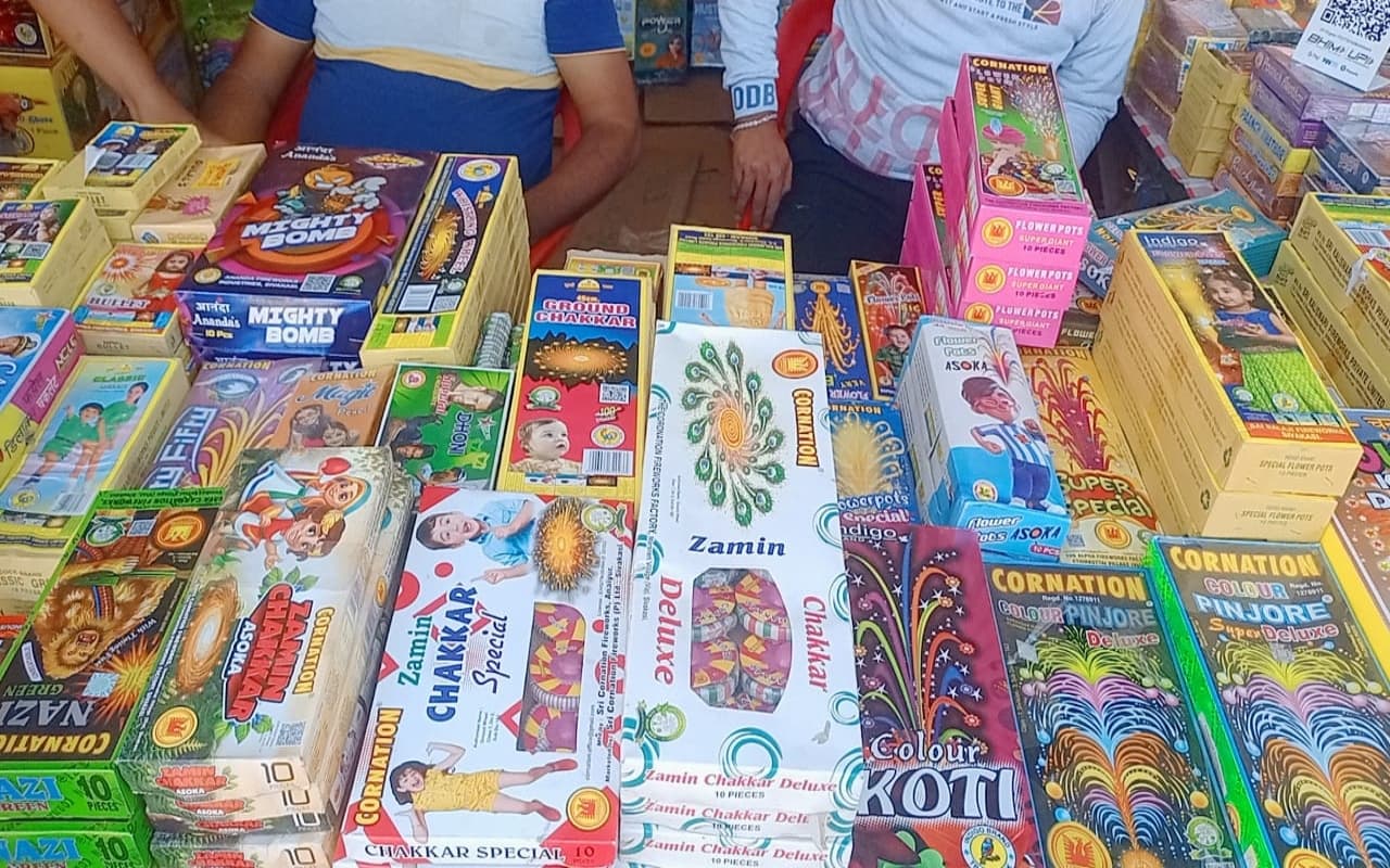 Diwali Crackers 2023: दिवाली बाजार में पटाखे मचा रहे धूम, डक शॉट से लेकर ड्रोन बन रही पहली पसंद