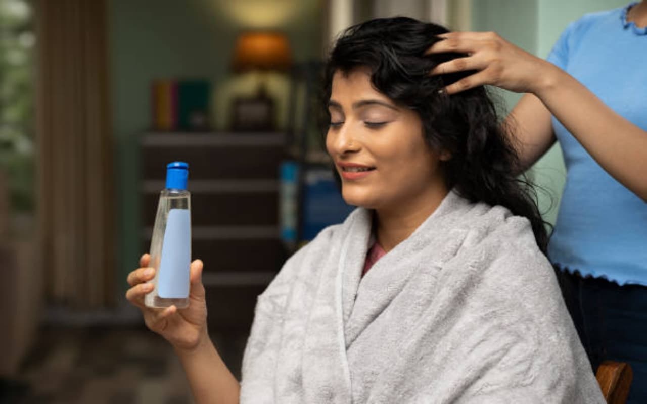 Beauty Tips: शैम्पू करने से पहले बालों में लगाएं ये चीज, मिलेंगे अद्भुत