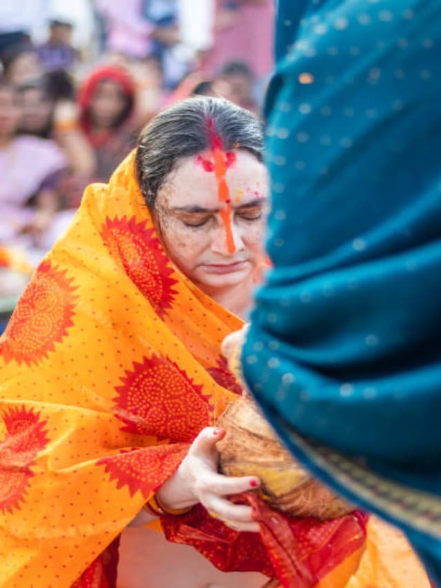 Chhath Puja 2023 : नाक तक लंबा सिंदूर क्यों लगाती हैं छठ व्रती महिलाएं, जानें महत्व