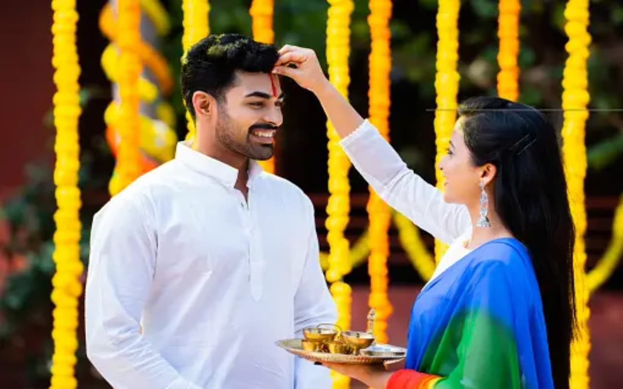 माथे पर आखिर क्यों लगाया जाता है तिलक? जानें चंदन और हल्दी 'तिलक' लगाने के पीछे का महत्व